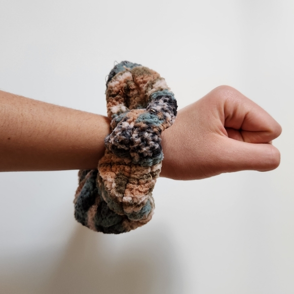 🎁 Free with purchase! American Eagle Giant Scrunchie - Picture 4 of 5
